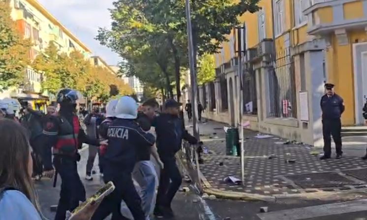 Çfarë po ndodh te Ministria e Arsimit  Autoboti i ujit shtyn turmën  shoqërohen të paktën 10 persona  Përplasje mes policisë d   