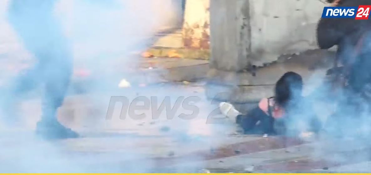 Panik në Bulevard  një studente protestuese goditet në kokë  pëson lëndime të rënda