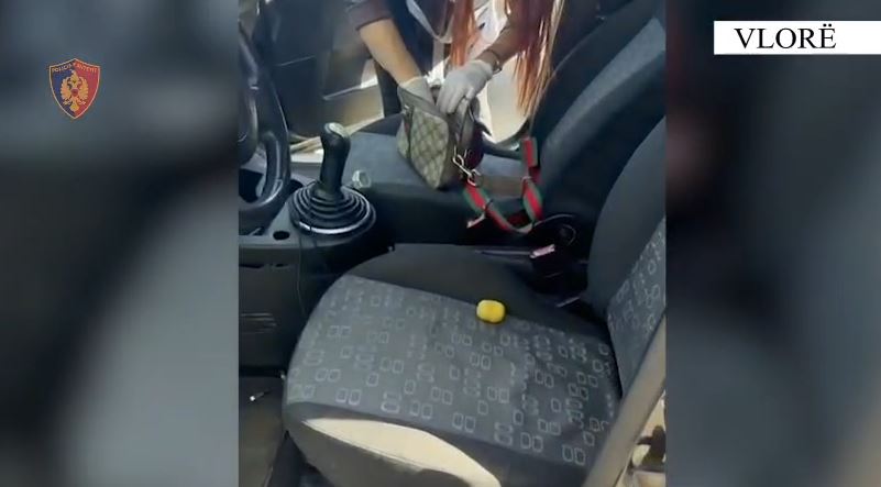 VIDEO  Kapen me doza kokaine dhe kanabisi pranë një shkolle  arrestohet 17 vjeçari  procedohet një tjetër