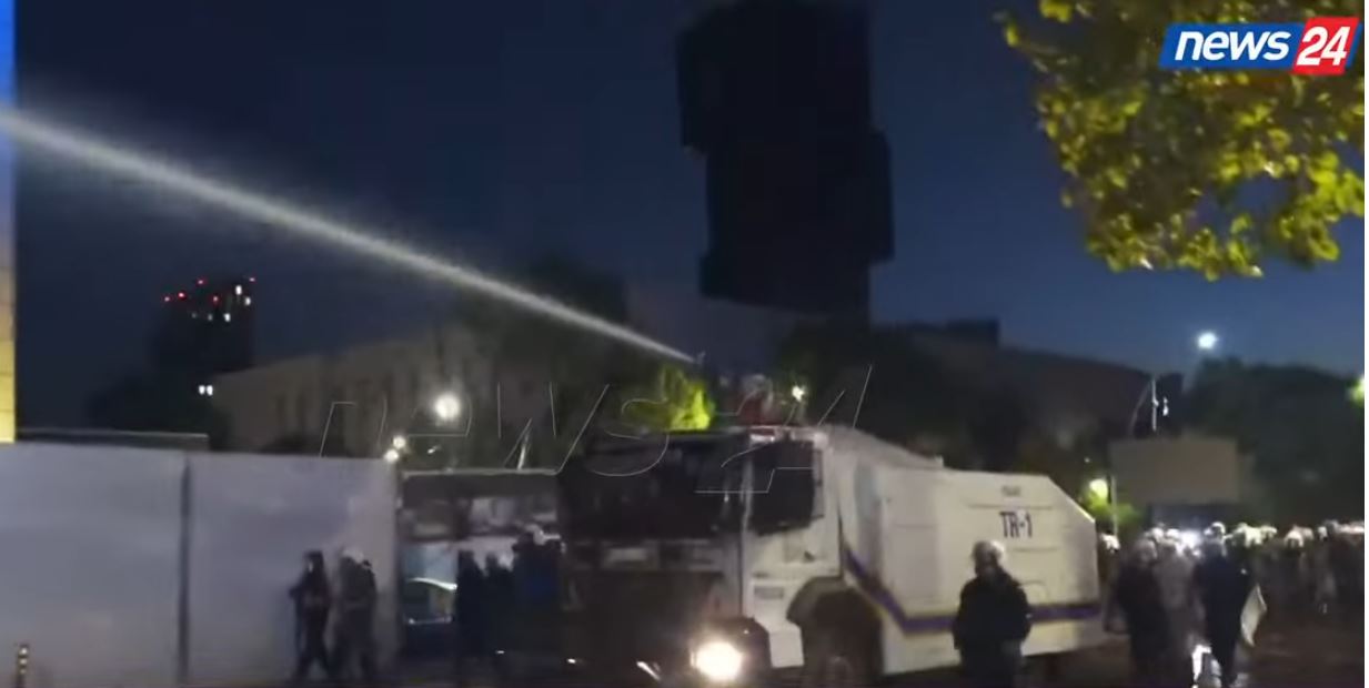 Përshkallëzohen tensionet në rrugët e Tiranës  policia nis të qëllojë me plumba gome drejt protestuesve