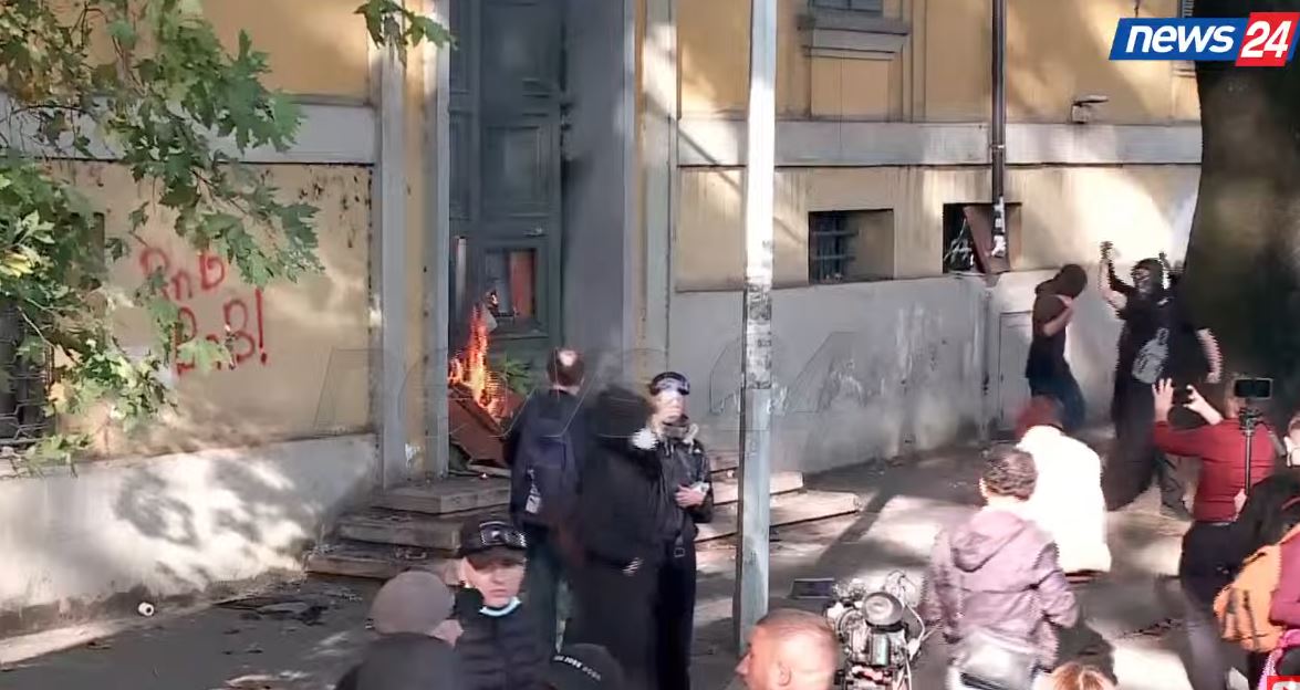 Përshkallëzohet sërish protesta  Zjarr te dera e Ministrisë së Ekonomisë  policia përgjigjet me gaz lotsjellës në masë