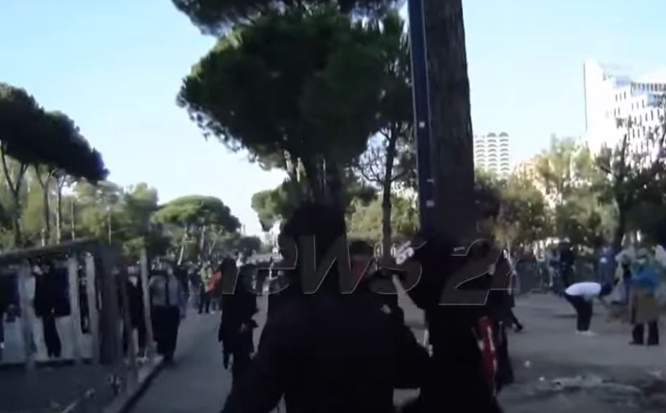 Qytetarët sfidojnë sulmin me gaz e ujë me presion të policisë  vendosen masivisht pranë Kryeministrisë