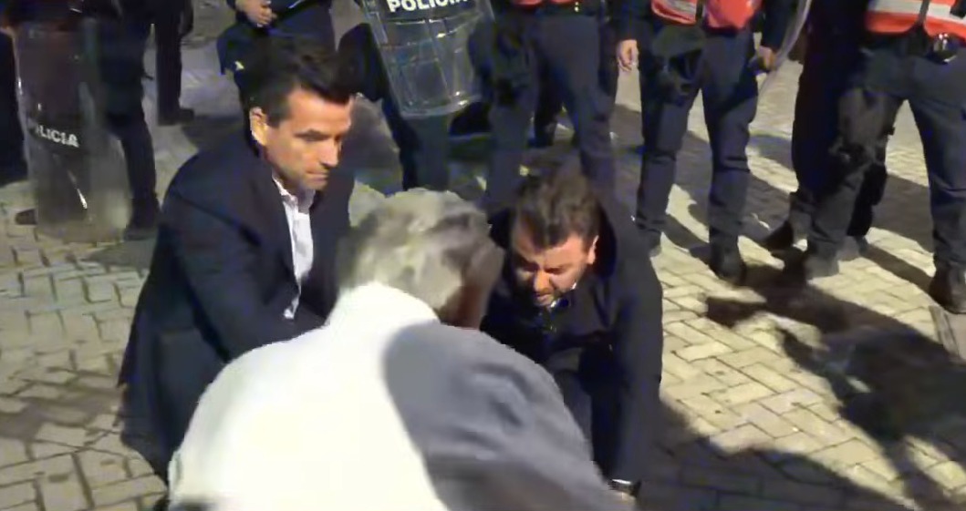 Foto nga burimi: VIDEO/ Deputeti Kapri nxjerr civilin që e sulmoi me spraj helmues, paralajmëron kallëzim në SPAK për Skënder Hitajn