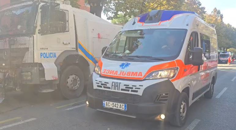 Përplasjet te Rruga e Durrësit  Kërkohet me urgjencë ndërhyrja e ambulancës për protestuesit e lënduar nga gazi lotsjellës
