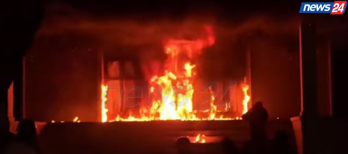 LIVE TV- Përshkallëzon protesta/ Zjarr i frikshëm te Gjykata e Lartë, digjen zyrat, sulmohet Banka e Shqipërisë te ish-Hotel Dajti! 21 efektivë dhe 12 protestues të lënduar