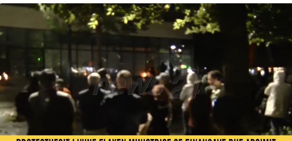 Sulmohet Ministria e Drejtësisë, protestuesit i vënë flakën katit të parë të godinës