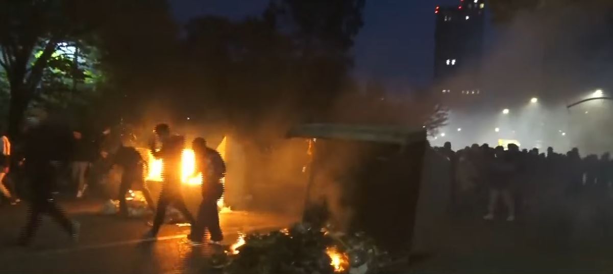 Foto nga burimi: Zjarr në protestë/ Protestuesit ndezin fishekzjarre e djegin kazane mbeturinash, policia hedh gaz lotsjellës me sasi të mëdha