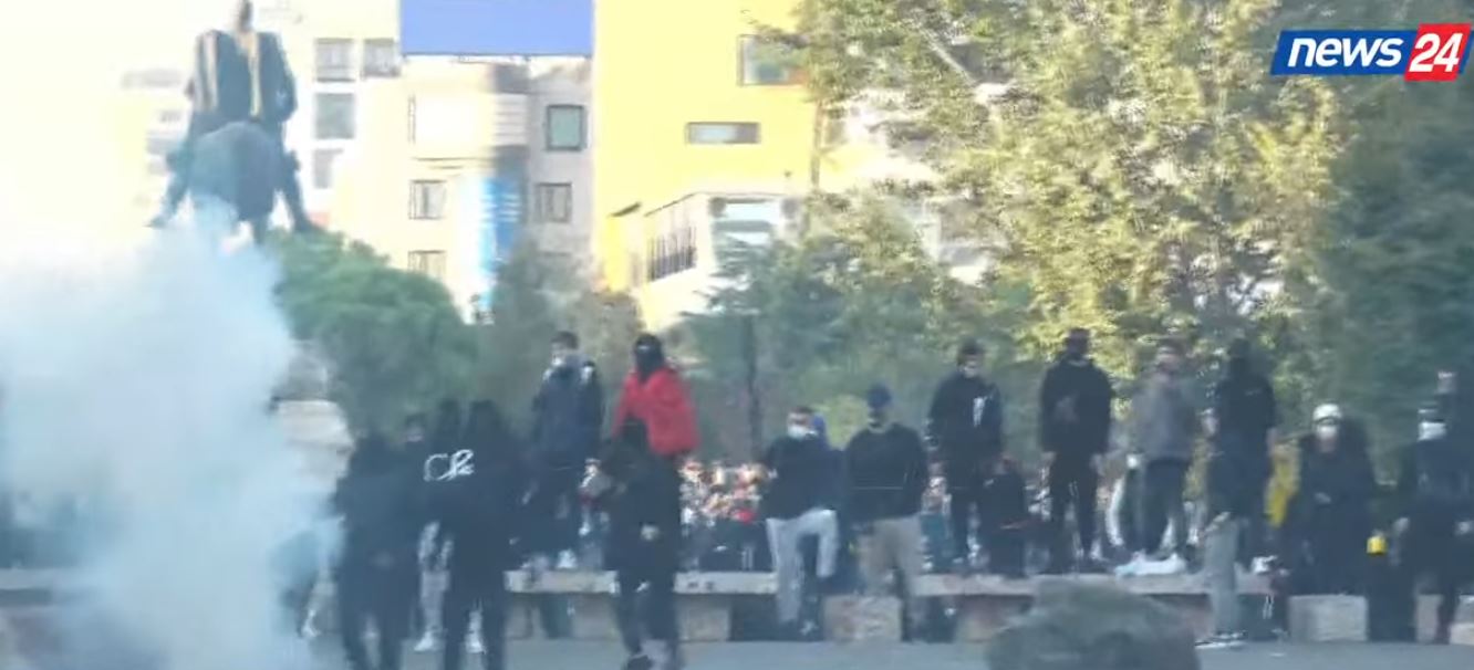Shpërthen revolta  Zjarr në bulevard  policia vijon të hedhë gaz lotsjellës