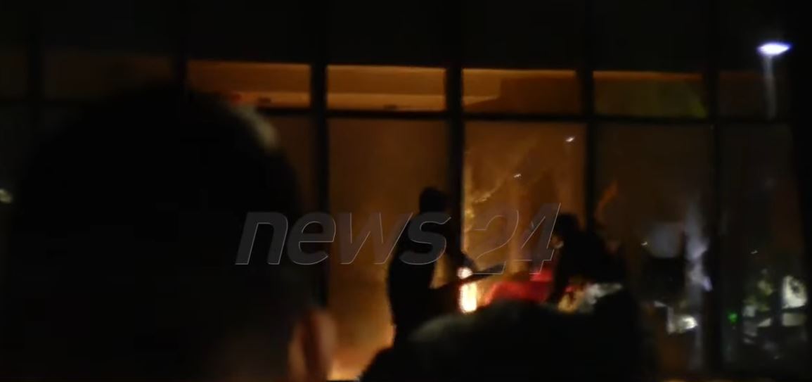 LIVE  Protestuesit zhvendosin revoltën te Ministria e Drejtësisë  studentët i vënë flakën godinës