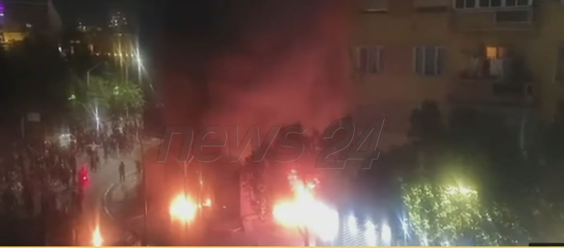 LIVE  Disa vatra zjarri në Rrugën e Durrësit  Policia ndërhyn pranë turmës  studentët tentojnë të futen në komisariatin 2