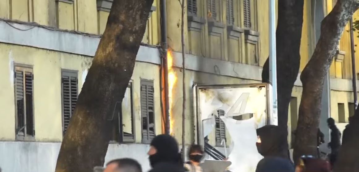 Revolta e studentëve zhvendoset nga  Rruga e Durrësit   Protestuesit futen te Ministria e Financave dhe nxjerrin jashtë karrig   
